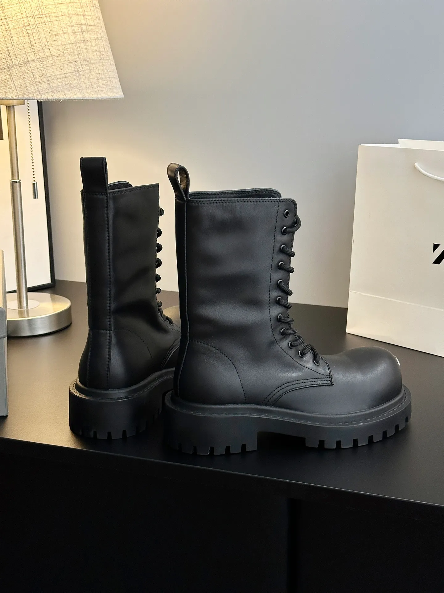 👟👟Ex-factory price 780👟👟 [𝗕𝗔𝗟𝗘𝗡𝗖𝗜𝗔𝗚𝗔Parisian Martin boots] Stomper Derby new big-toe derby shoes. This pair of shoes is simply a dark horse in this year's fashion circle. The exaggerated big-toe design makes people fall in love at first sight! 💖 👟 When I first saw it, I was attracted by the big B logo. It’s so recognizable! 🌟 Wear it, whether paired with skinny jeans or wide-leg pants, you can easily style it and look extremely fashionable! The double B decorative buckle is hand-inlaid with pure copper hardware 👟👟Shoe upper material: full-grain cowhide 👟👟Shoe lining material: water-dyed cowhide 👟👟Sole material: original rubber outsole 👟👟Shoe size selection: women's 35-40 (40 customized)